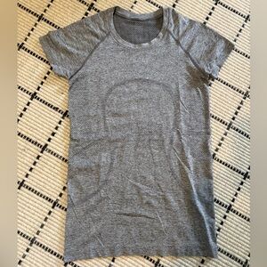 Lululemon Gray Women's Short-Sleeve Swiftly Tech 2.0 Waist Length Tee Size 6